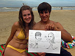 Casal argentino aproveitou para fazer uma caricatura na beira da praia