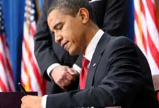 Obama assinou documento com várias canetas, que seriam distribuídas como recordação - Gerald Herbert, AP