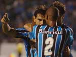 O argentino comemora com os companheiros o seu primeiro gol aps o retorno ao Olmpico