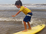 Eles rec�m tiraram as fraldas e mal sabem ler e escrever, mas j� est�o aprendendo a surfar