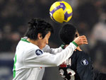 PSG 2x0 Wolfsburg – Tripy Makonda, do PSG, disputa a bola com Makoto Hasebe, do Wolfsburg