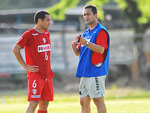 Chiquinho conversa com o tcnico Gelson da Silva