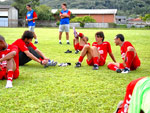 Jogadores alongam depois do treino