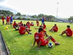 Jogadores descansam depois de treino puxado