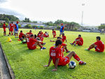 Jogadores descansam depois de treino puxado