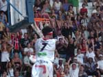 Jogador Sobral, da Ciser/Araldite/Univille, levanta galera com enterrada em jogo contra o Paulista pela NBB