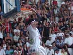 Jogador Sobral, da Ciser/Araldite/Univille, levanta galera com enterrada em jogo contra o Paulista pela NBB