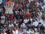 Jogador Sobral, da Ciser/Araldite/Univille, levanta galera com enterrada em jogo contra o Paulista pela NBB