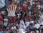 Jogador Sobral, da Ciser/Araldite/Univille, levanta galera com enterrada em jogo contra o Paulista pela NBB