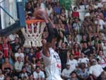 Jogador Sobral, da Ciser/Araldite/Univille, levanta galera com enterrada em jogo contra o Paulista pela NBB