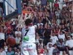 Jogador Sobral, da Ciser/Araldite/Univille, levanta galera com enterrada em jogo contra o Paulista pela NBB