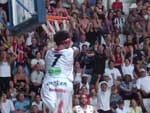 Jogador Sobral, da Ciser/Araldite/Univille, levanta galera com enterrada em jogo contra o Paulista pela NBB