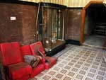 As velhas poltronas da sala de cinema encontravam-se em pssimas condies