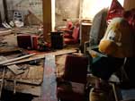 As madeiras da infra-estrutura do ltimo cinema de rua de Porto Alegre estavam consumidas pela ao do tempo e de cupins