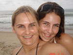 Gracieli Debora Piasetzki e a sobrinha Aline na Praia do Mo�ambique em Florian�polis
