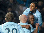 Copenhague 2x2 Manchester City – Os jogaores do Manchester City, entre eles o brasileiro Robinho, comemoram o primeiro gol da equipe sobre o Copenhague
