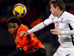 Shakhtar 2x0 Tottenham – Chris Gunter (d), do Tottenham, disputa a bola com Willian, do Shakhtar Donetsk