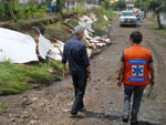 Equipe da Defesa Civil vistoria escolas atingidas
