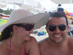 Claudia matando as saudades do amigo Marcos e curtindo uma prainha em Jurer� Internacional em Florian�polis