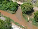 Um vazamento de leo da Refinaria Alberto Pasqualini (Refap) ocorrido entre o final da madrugada e o meio da manh de hoje provocou a contaminao de dois arroios e do Rio dos Sinos, em Canoas