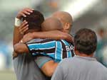 Jogadores gremistas comemoram com o tcnico Celso Roth