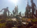 Em Santa Brbara do Sul, o Carnaval do Barro reuniu centenas de folies