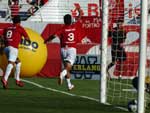 Jogadores comemoram o segundo gol colorado