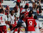 Aps escanteio aos 10min da etapa complementar, ndio cabeceou e ampliou o placar para o Inter