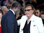O ator americano Mickey Rourke, indicado a melhor ator pelo filme &quot;O Lutador&quot;, conversa com o cantor Seal no tapete vermelho