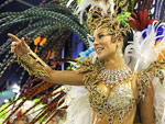 A atiz Paola Oliveira mostrou sua beleza como rainha de bateria da Grande Rio