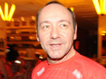 O ator americano Kevin Spacey conferiu o carnaval do Brasil