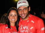 Fernanda Vasconcellos e Henri Castelli ficaram juntinhos no camarote da Brahma