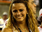 Viviane Arajo, Rainha de Bateria da Salguiero, compareceu  Avenida, na primeira noite, para curtir