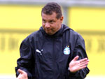 O tcnico Celso Roth mantm mistrio sobre a escalao da equipe, mas a tendncia  que o mantenha o time no esquema 3-5-2