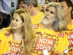 No segundo dia de folia na Sapuca, o casal Paloma Duarte e Oswaldo Montenegro marcou presena