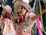 A Mangueira abre o seu desfile representando vrias culturas do pas. O folclore brasileiro  o tema da Comisso de Frente da escola Verde e Rosa