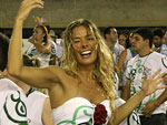 Adriane Galisteu contagiou a avenida com o sorriso