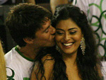 Juliana Paes e Carlos Eduardo Baptista compareceram na Sapuca para vibrar com a Viradouro