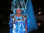 Gilson de Souza se preparando para o desfile na escola de samba Unio da Ilha da Magia