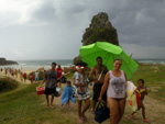 Chuva afasta veranistas da beira da praia, em Torres, na segunda-feira
