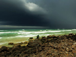 Cu escuro e praia vazia com chuva em Torres, na segunda-feira