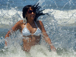 Juliane Macieira em banho de mar, no domingo, em Capo