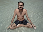 Meu namorado Fernando meditando nas guas maravilhosas da Ilha do Campeche! Se ele no alcanou o nirvana, pelo menos j chegou ao paraso 