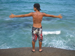 Meu filho mais velho Eduardo Martins, uma foto linda de braos abertos na praia Mole e o pequeno Rodriguinho 