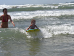 Minha pequena Chrislaine surfando na praia da vila em Imbituba 