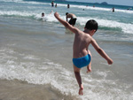 Moramos em Florianpolis no bairro Trindade e estamos passando as frias na casa de praia na Barra da Lagoa e a foto  nosso filho Carlos Alberto Barcelos do Amaral (4,5 anos)que gosta muito de praia num dos primeiros dias. Sou o pai Jeferson Cardoso do Amaral e a Me Jonaine Barcelos dos Santos 