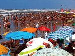 Tera-feira de praia lotada, em Capo da Canoa