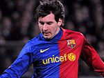 Lyon 1x1 Barcelona – O argentino Lionel Messi, do barcelona, tenta passar pela marcao de Jean Makoun, do Lyon
