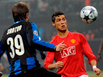 Inter de Milo 0x0 Manchester United – Eleito o melhor jogador de futebol de 2008, Cristiano Ronaldo disputa a bola com Davide Santon, da Inter