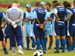 Silas conversa com os jogadores antes do treino